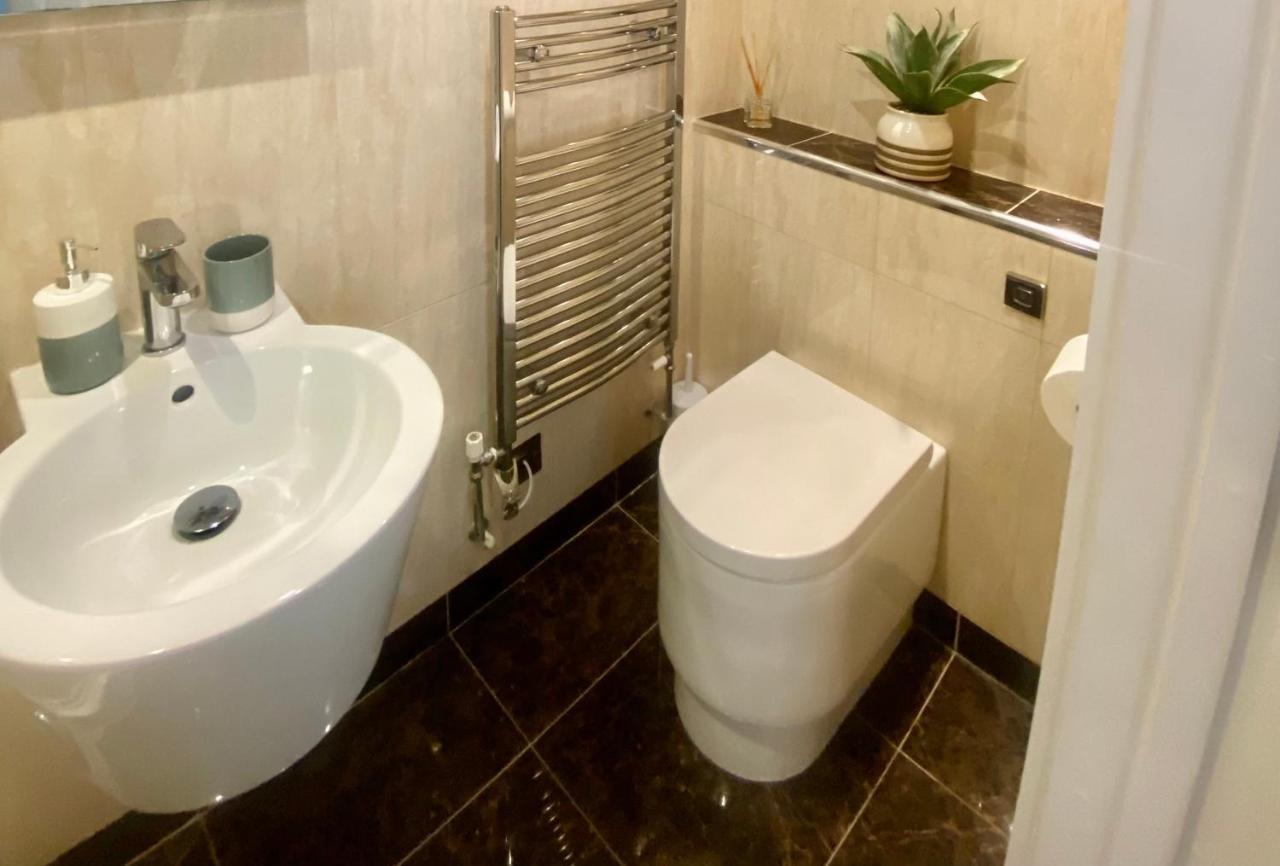 Stunning 2-Bed-2Bath Apt In Whitby With Parking Apartamento Exterior foto