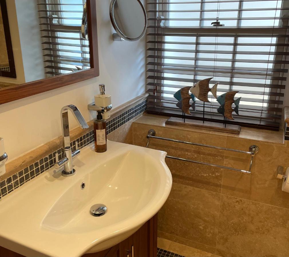 Stunning 2-Bed-2Bath Apt In Whitby With Parking Apartamento Exterior foto
