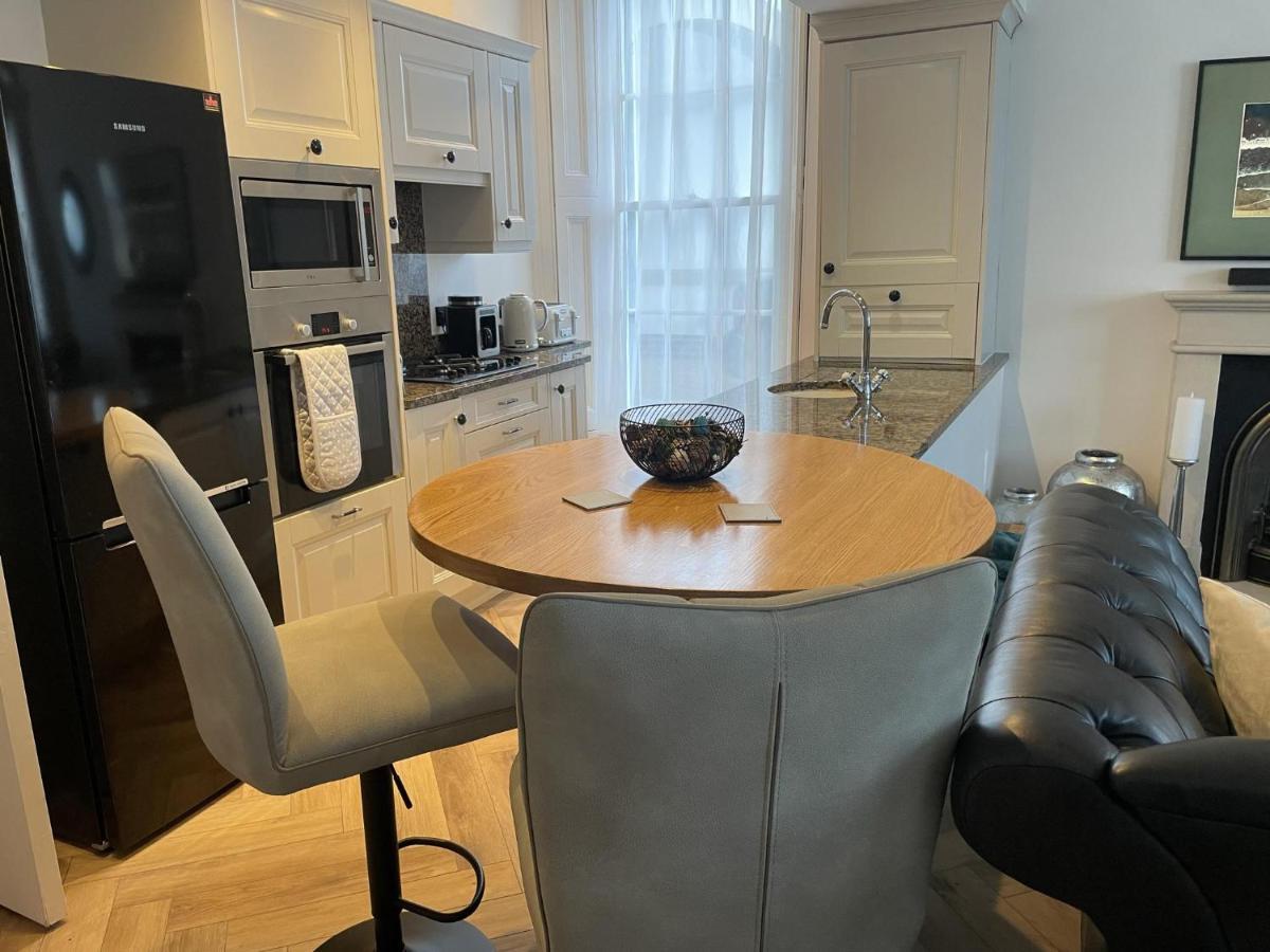 Stunning 2-Bed-2Bath Apt In Whitby With Parking Apartamento Exterior foto